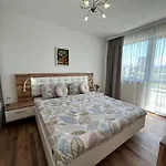 Mirrart House - просторен луксозен - 3 спални - 2 бани - център Apartamento