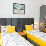Mirrart House - просторен луксозен - 3 спални - 2 бани - център