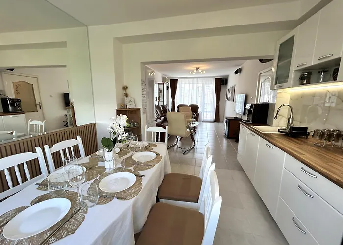 Mirrart House - просторен луксозен - 3 спални - 2 бани - център Lejlighed