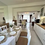 Mirrart House - просторен луксозен - 3 спални - 2 бани - център Daire