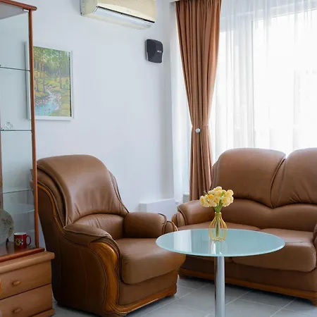 Mirrart House - просторен луксозен - 3 спални - 2 бани - център Apartmán