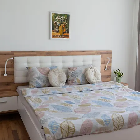 Apartmán Mirrart House - просторен луксозен - 3 спални - 2 бани - център