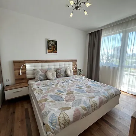 Mirrart House - просторен луксозен - 3 спални - 2 бани - център Apartmán