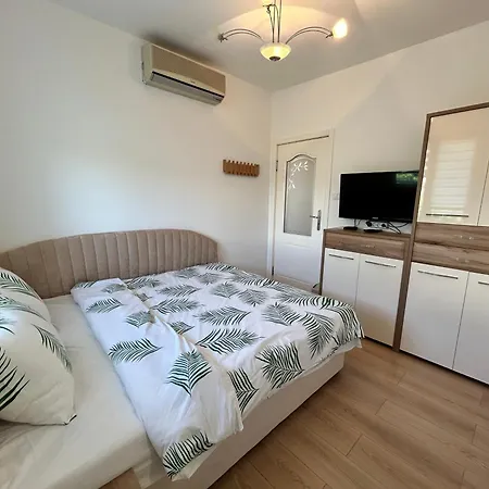 Апартамент Mirrart House - просторен луксозен - 3 спални - 2 бани - център