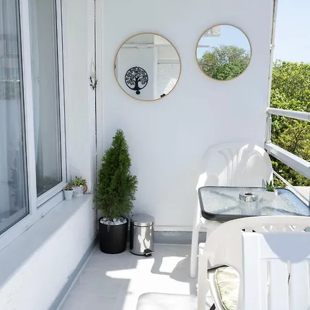 Mirrart House - просторен луксозен - 3 спални - 2 бани - център