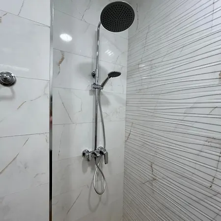Mirrart House - просторен луксозен - 3 спални - 2 бани - център Apartmán